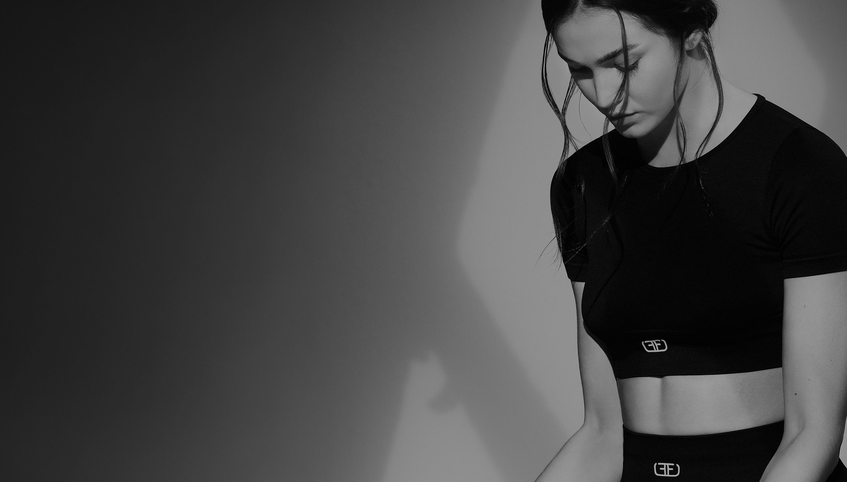 Modelo con crop top deportivo de mujer de la marca Studio F Panamá