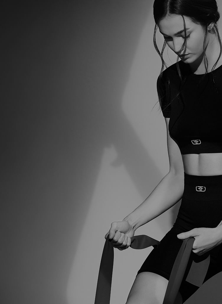 Modelo con crop top deportivo de mujer de la marca Studio F Panamá