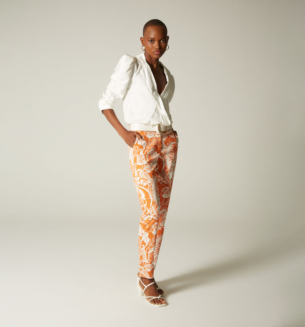 Pantalon chino con correa