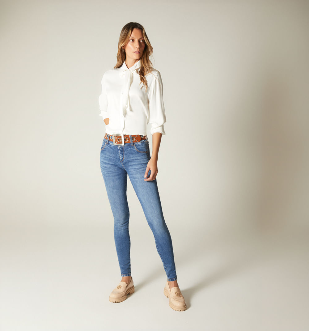 Jean skinny tiro medio, cinco bolsillos,