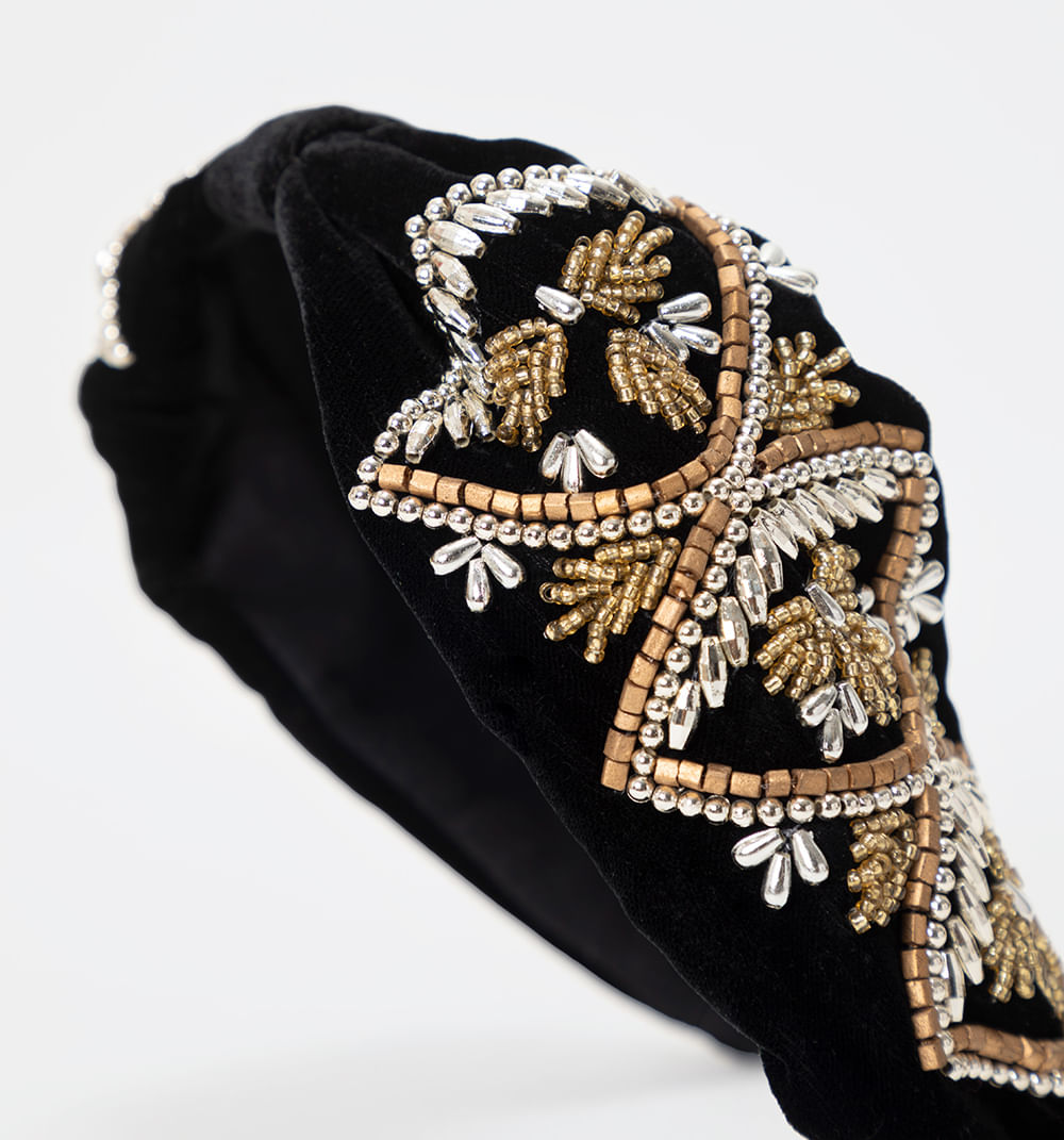 Diadema con piedras y canutillos