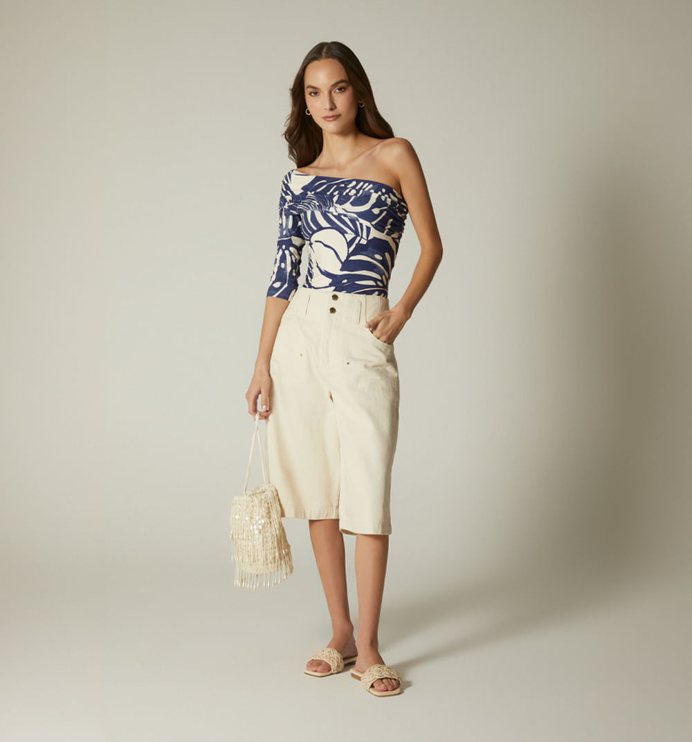 Bermuda, tiro alto, cortes en bolsillos