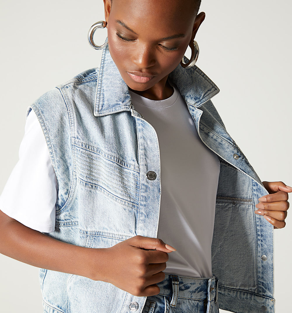 Chaleco denim con cortes y costuras