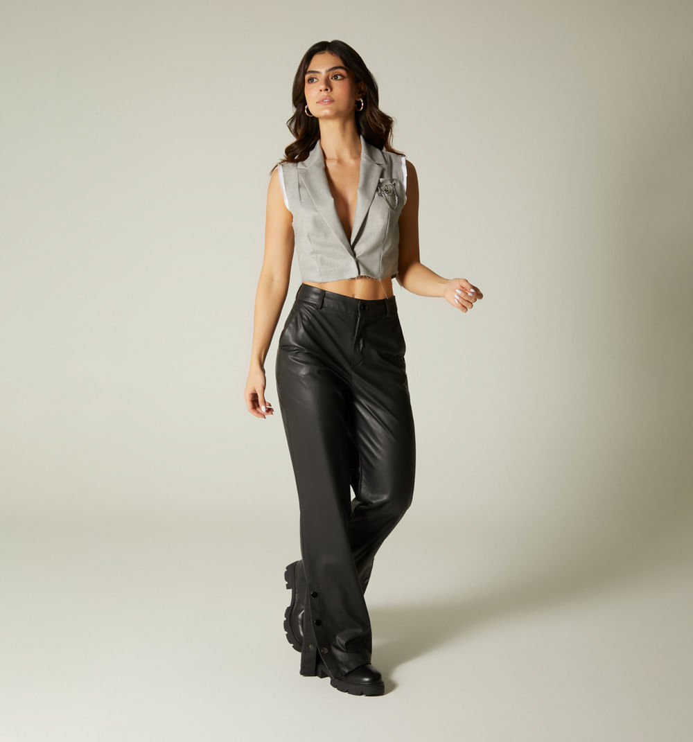 Blusa crop tipo chaleco con prendedor