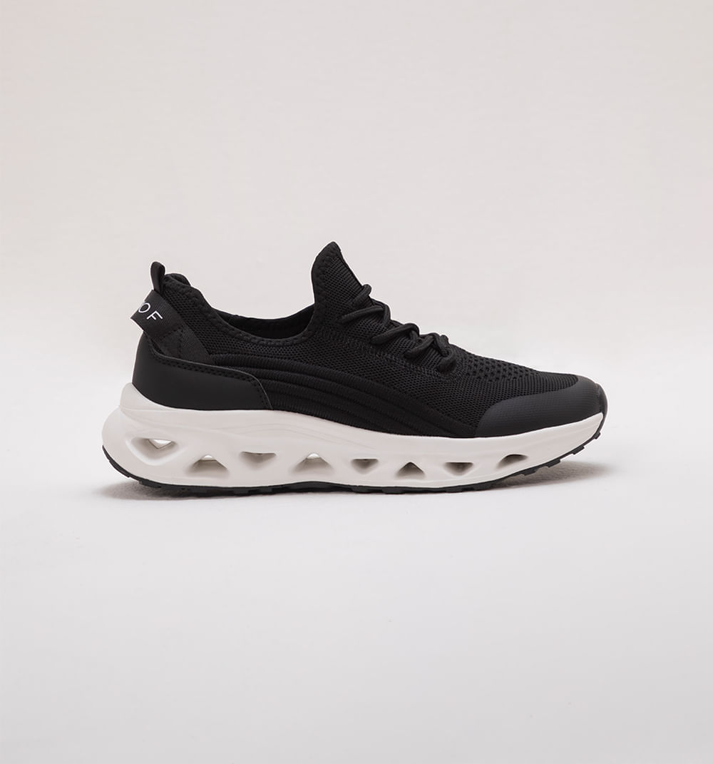 Tenis deportivo con capellada brillante