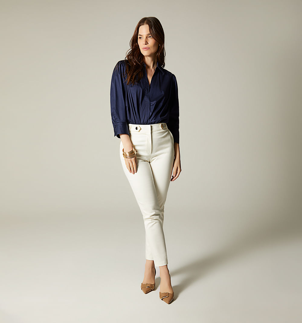 Pantalon chino tiro alto con detalle en