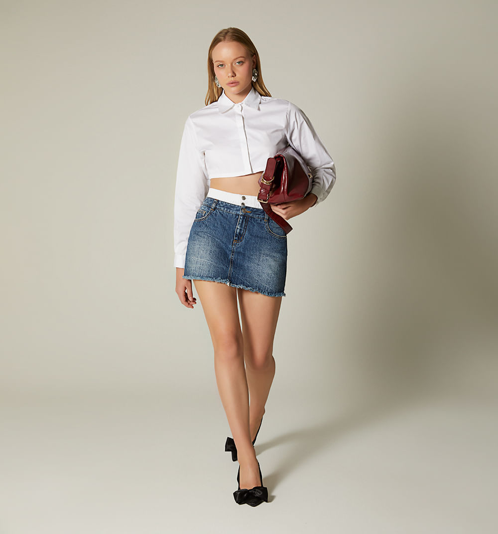 Falda corta, doble pretina cinco bolsill