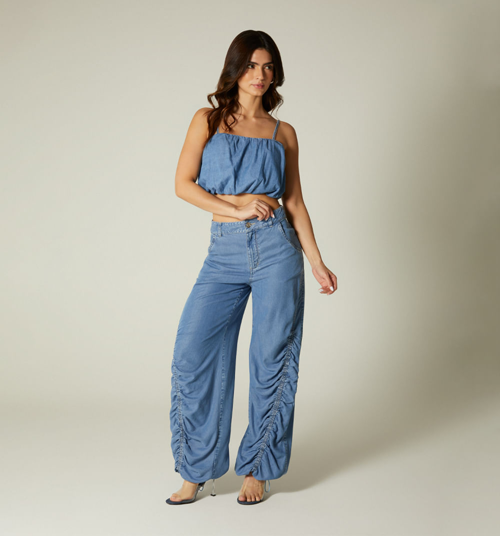 Jean tipo jogger, tiro alto, corte diagonal ruchado
