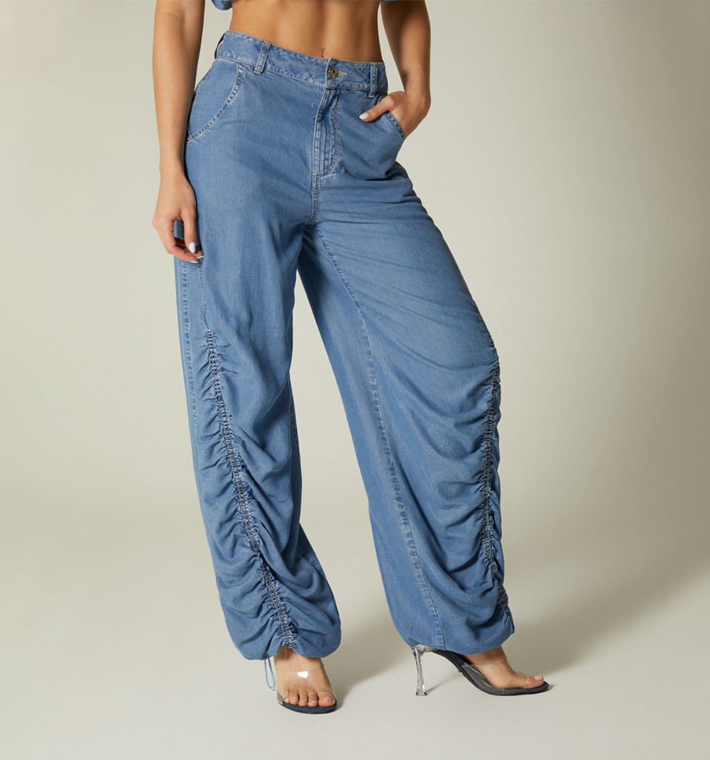 Jean tipo jogger, tiro alto, corte diagonal ruchado