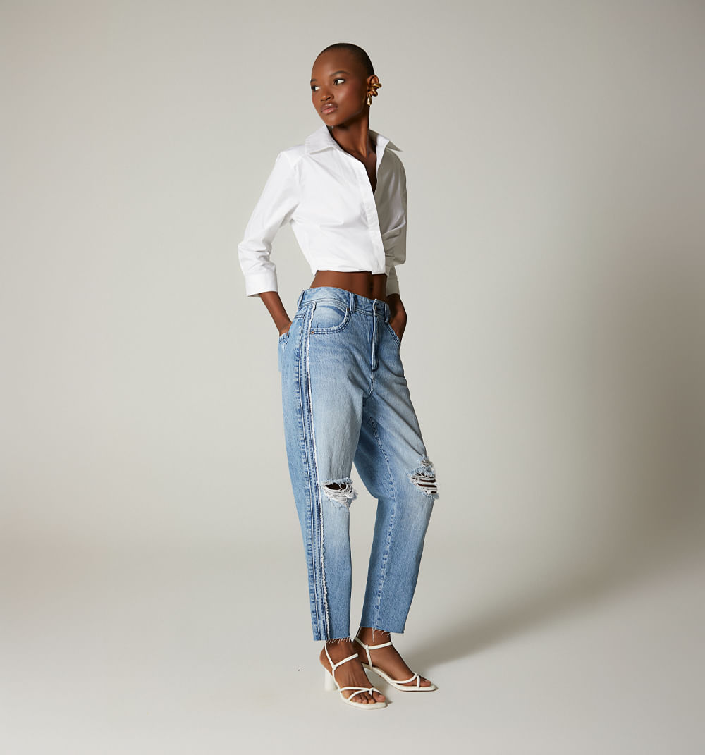 Jean girlfriend, cinco bolsillos, pieza sobrepuesta en costado