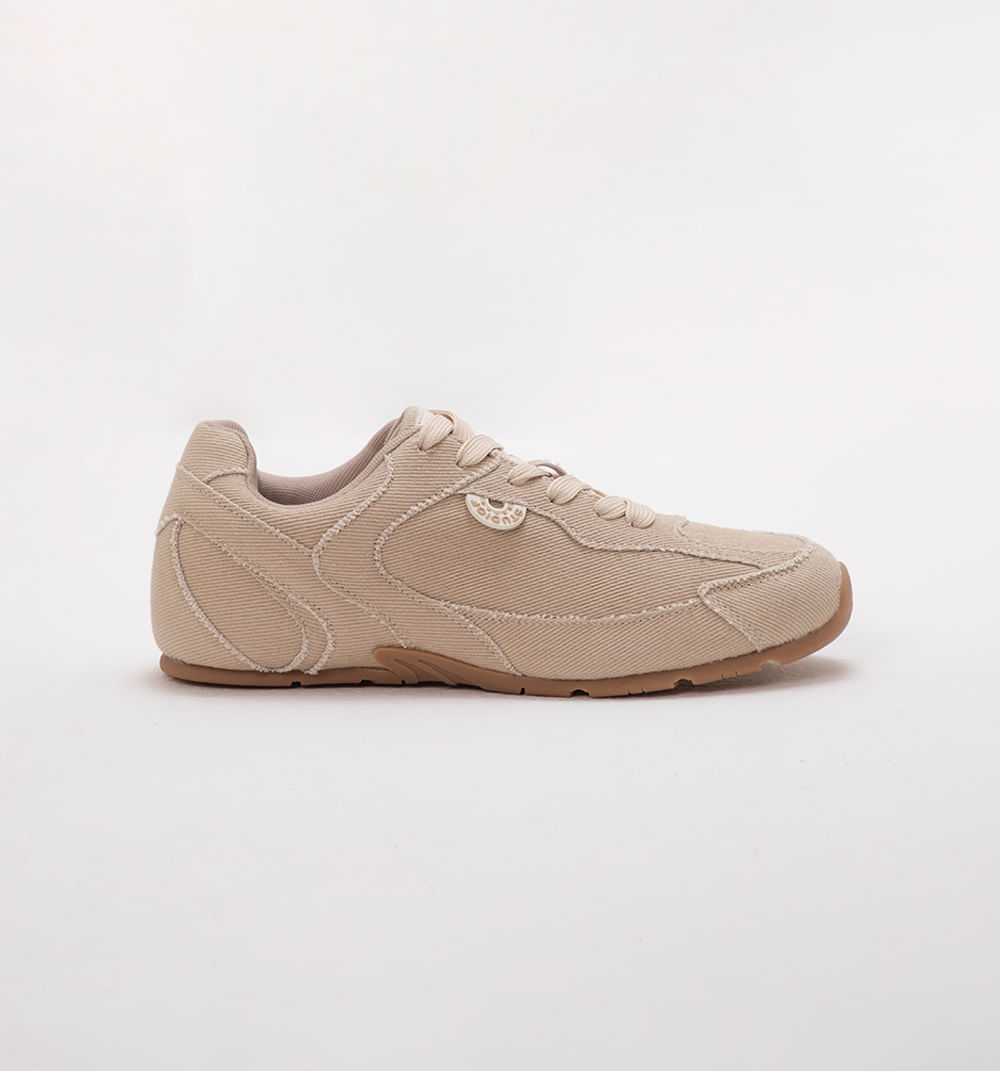 Tenis deportivo con cortes desgastados