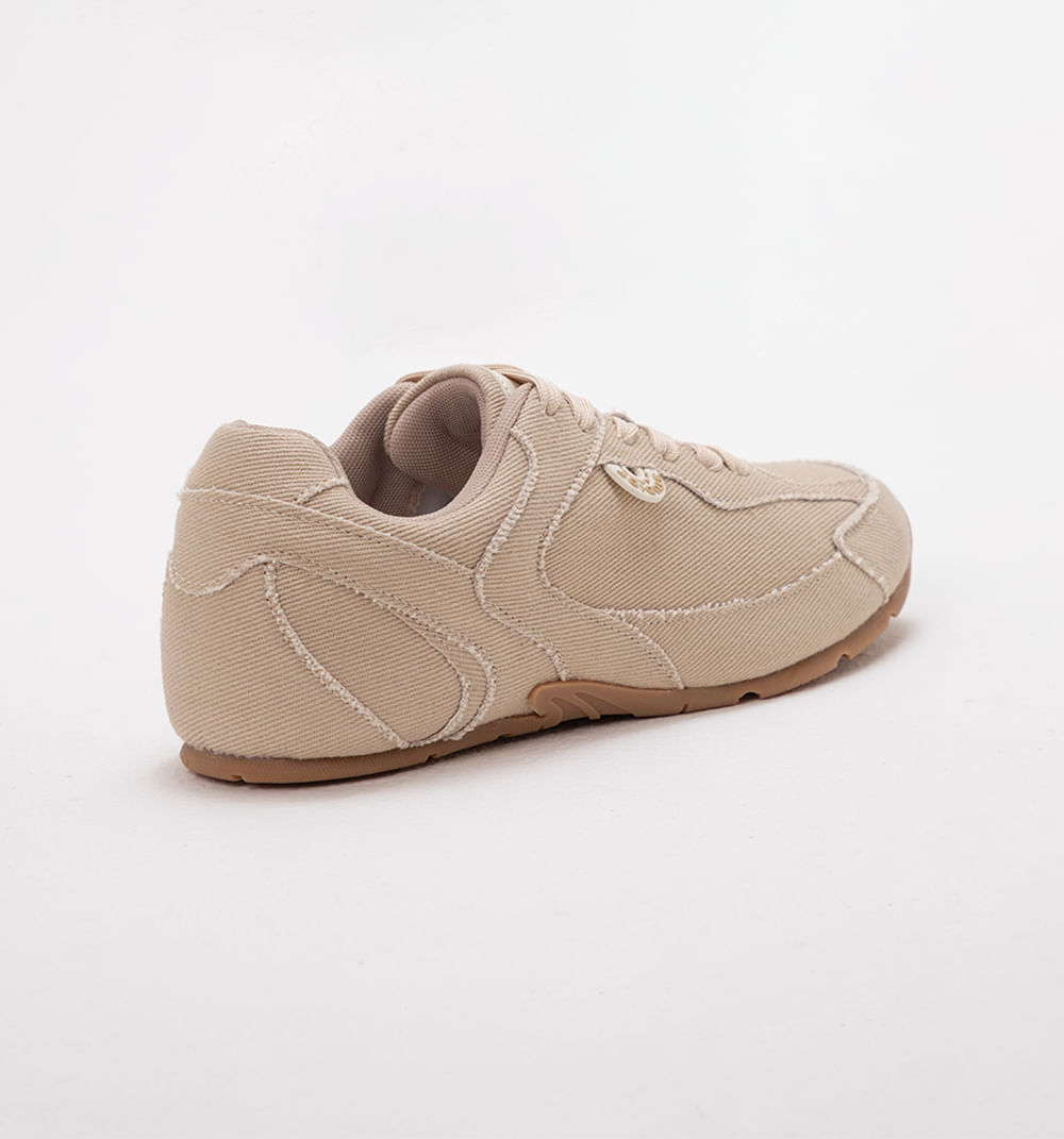 Tenis deportivo con cortes desgastados