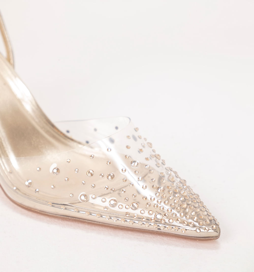 Zapato cerrado con capellada en vinilo