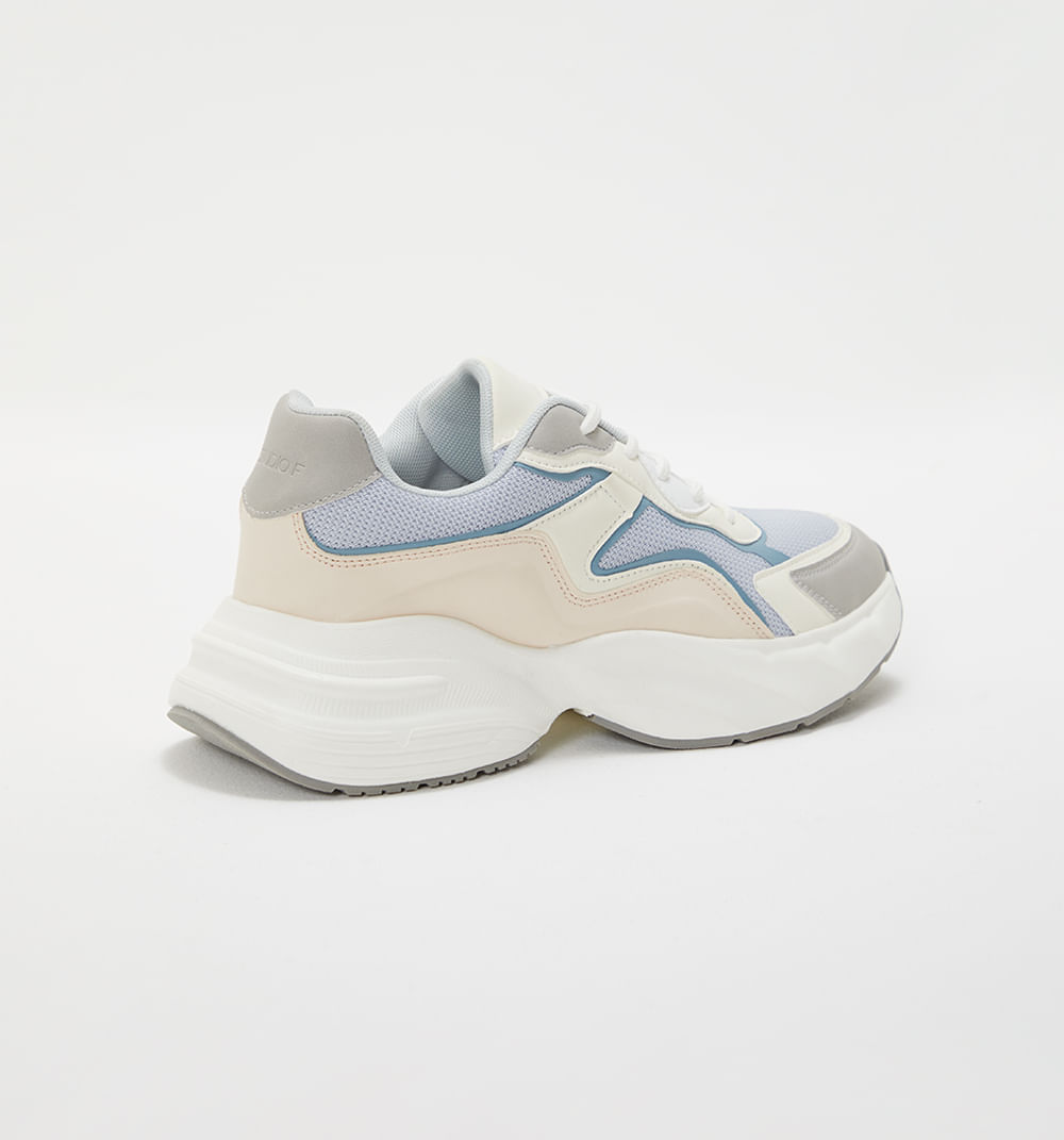 Tenis deportivo con textura en malla