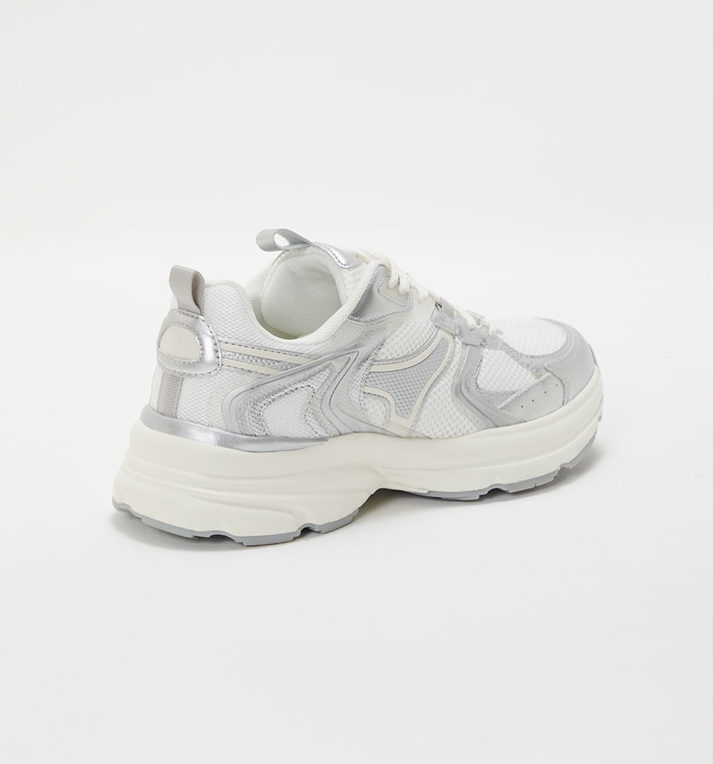 Tenis deportivo detalles metalizado