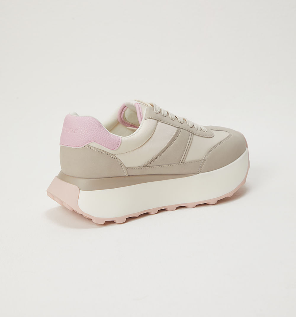 Tenis con plataforma con acentos rosa