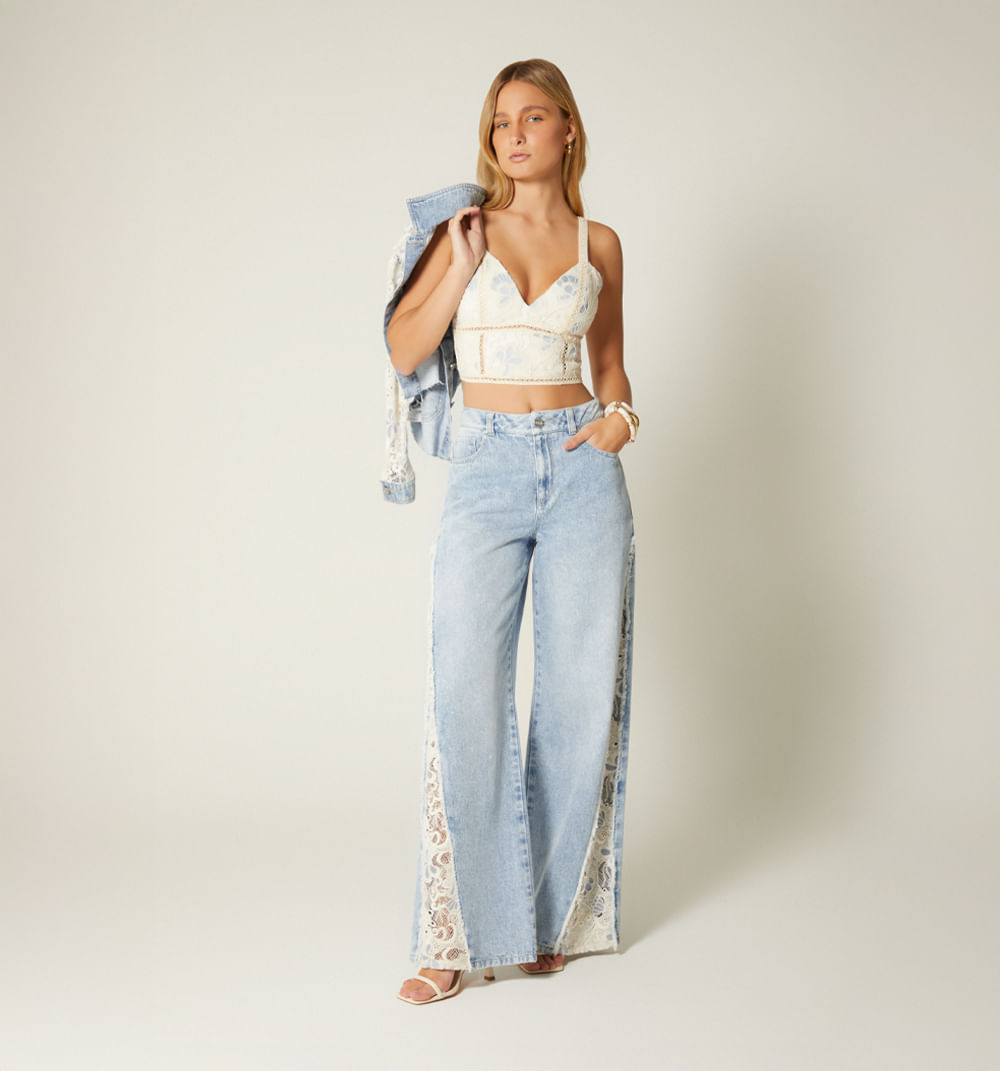 Chaqueta corta en denim con crochet