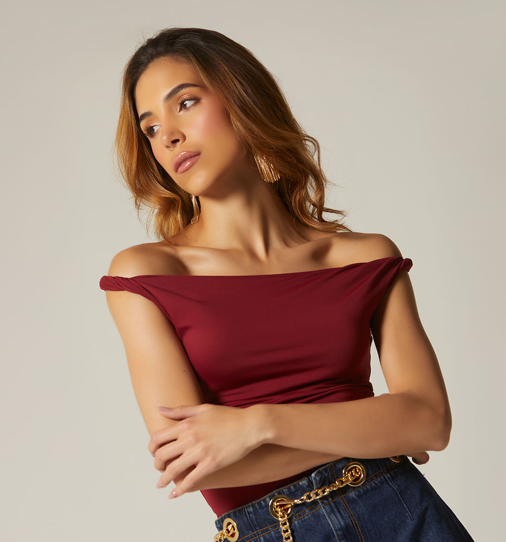 Blusa irregular con hombro entorchado