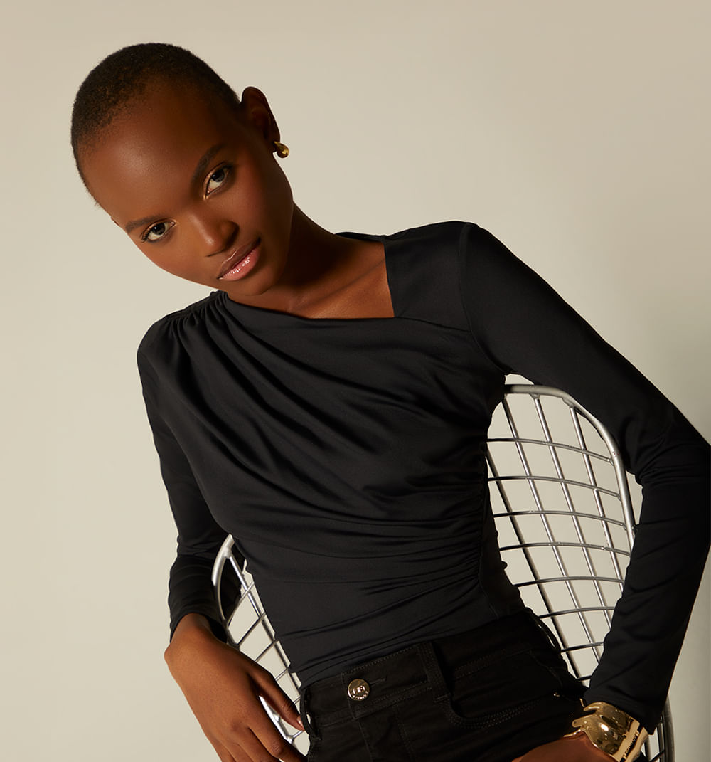 Blusa escote asimetrico manga larga