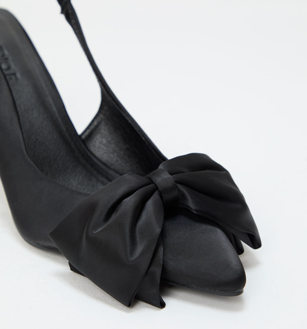 Zapato cerrado con capellada moño