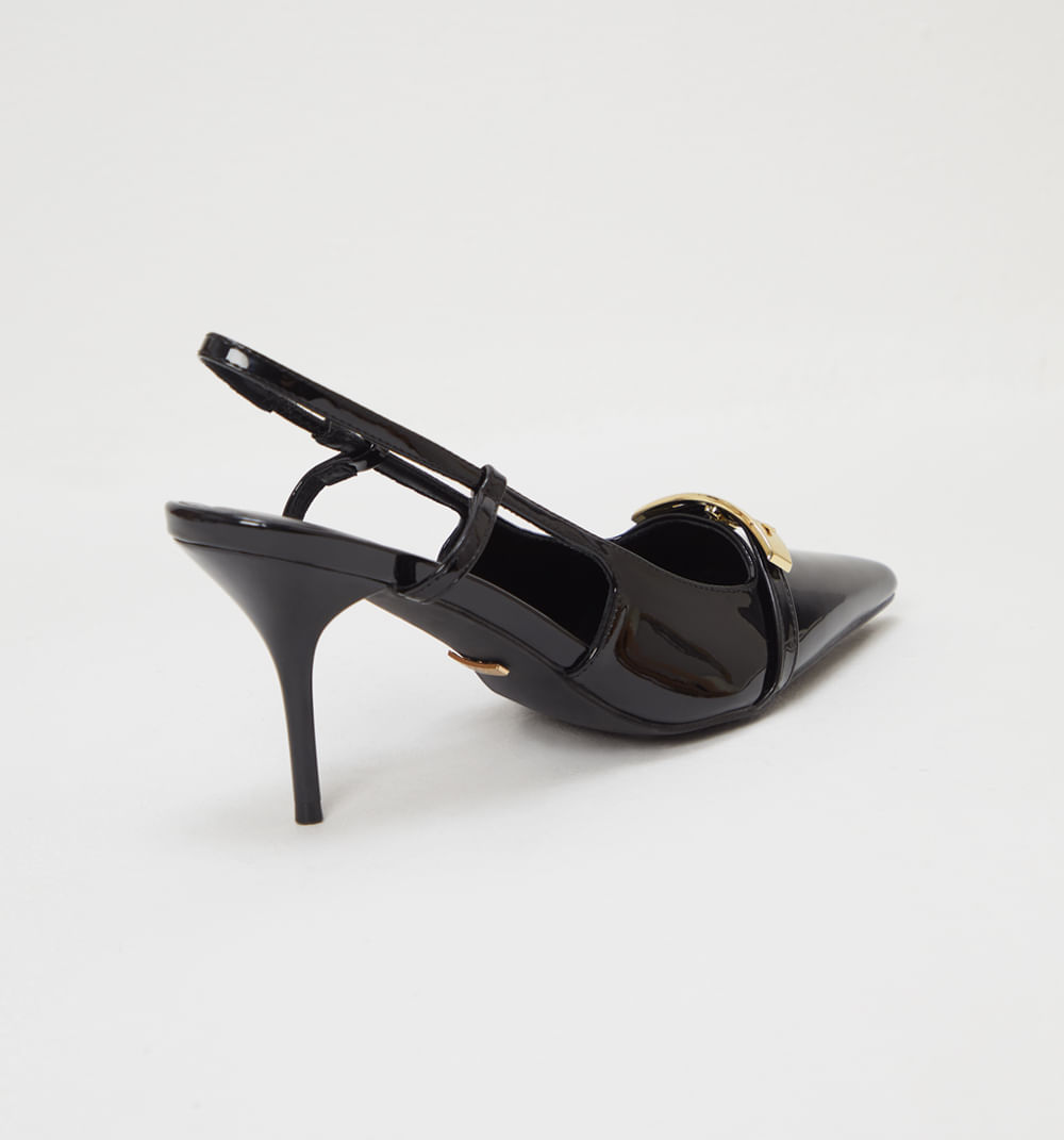 Zapato cerrado capellada decorativa