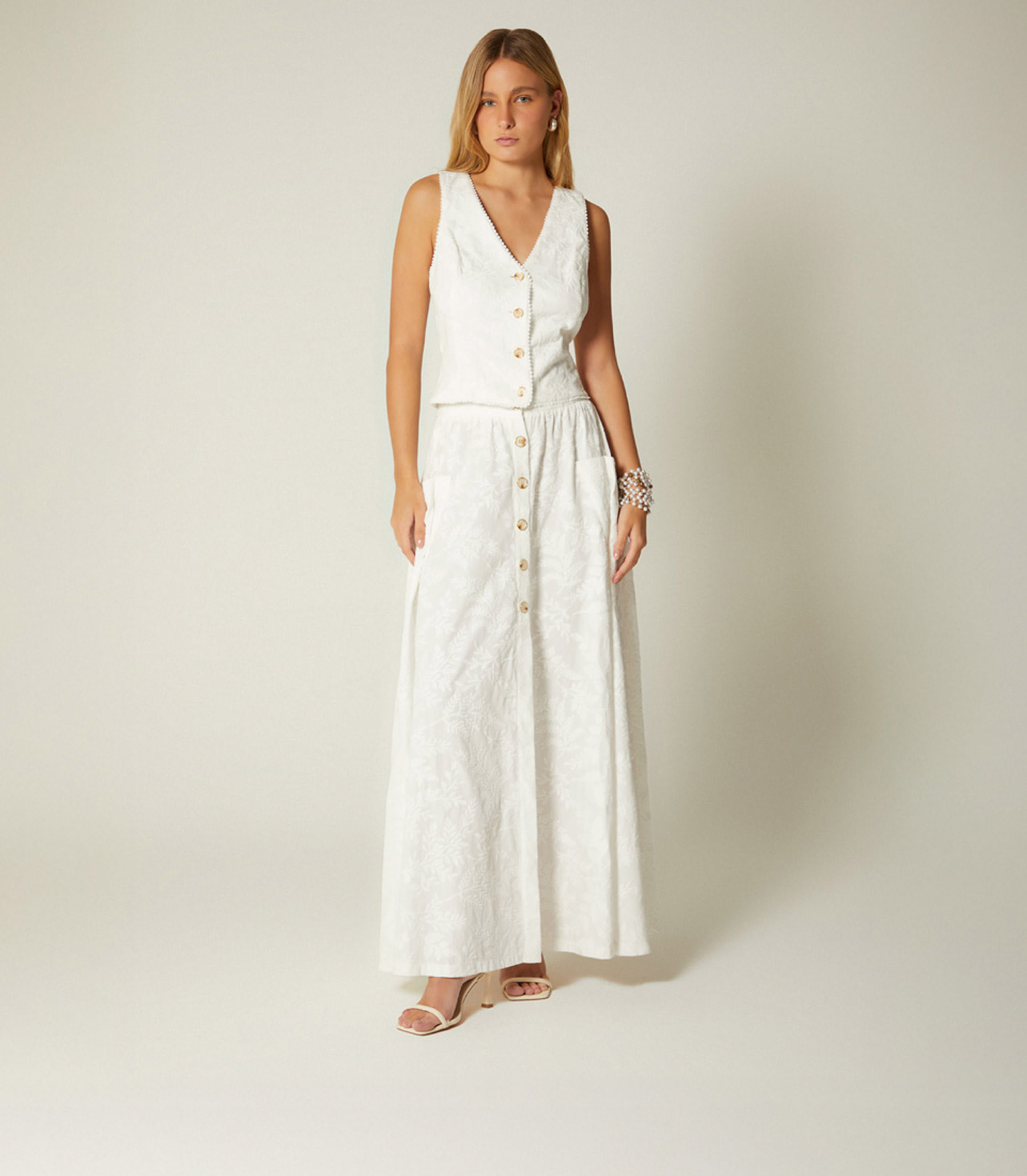 Modelo luciendo conjunto blanco de verano de Studio F Panamá