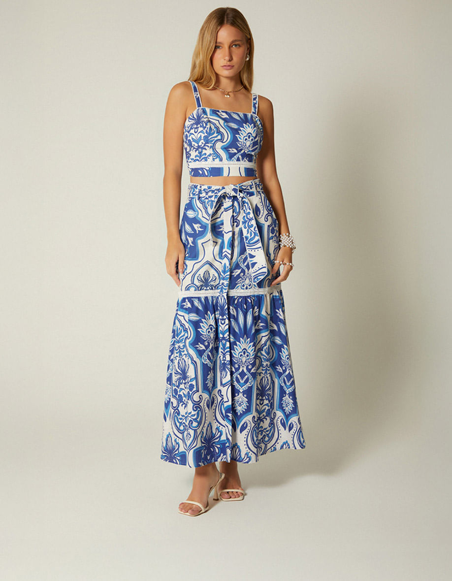 Mujer luciendo vestido azul estampado 
