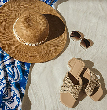 Sombrero, gafas y sandalias sobre arena de la playa de Studio F Panamá