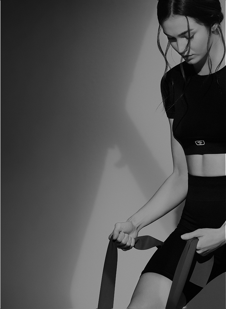 Modelo con crop top deportivo de mujer de la marca Studio F Panamá