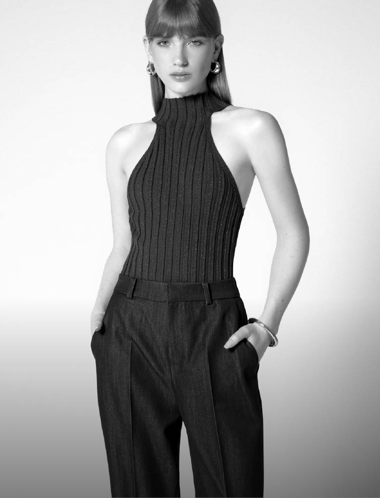 Foto de mujer usando blusa de color blanco en fondo negro