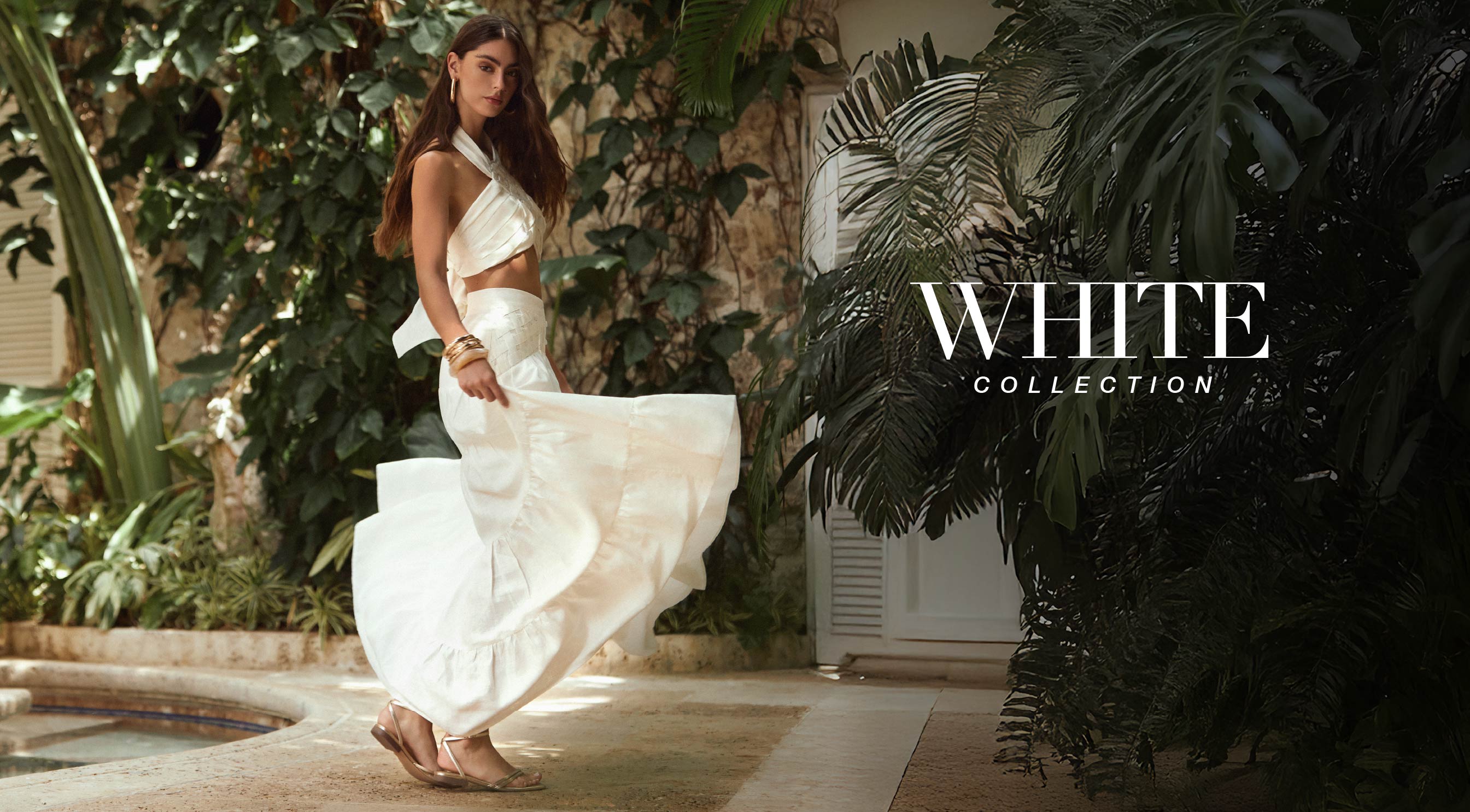 Foto mujer con vestido largo de color blanco ​