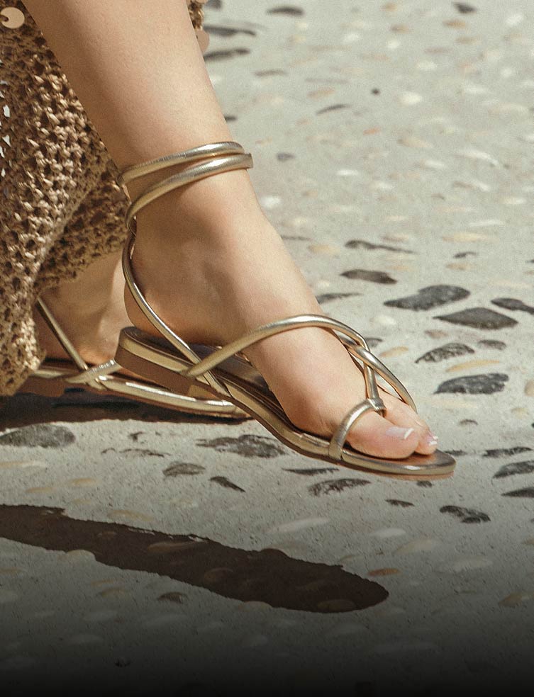 Foto de zapatos de plataforma para mujer con fondo negro