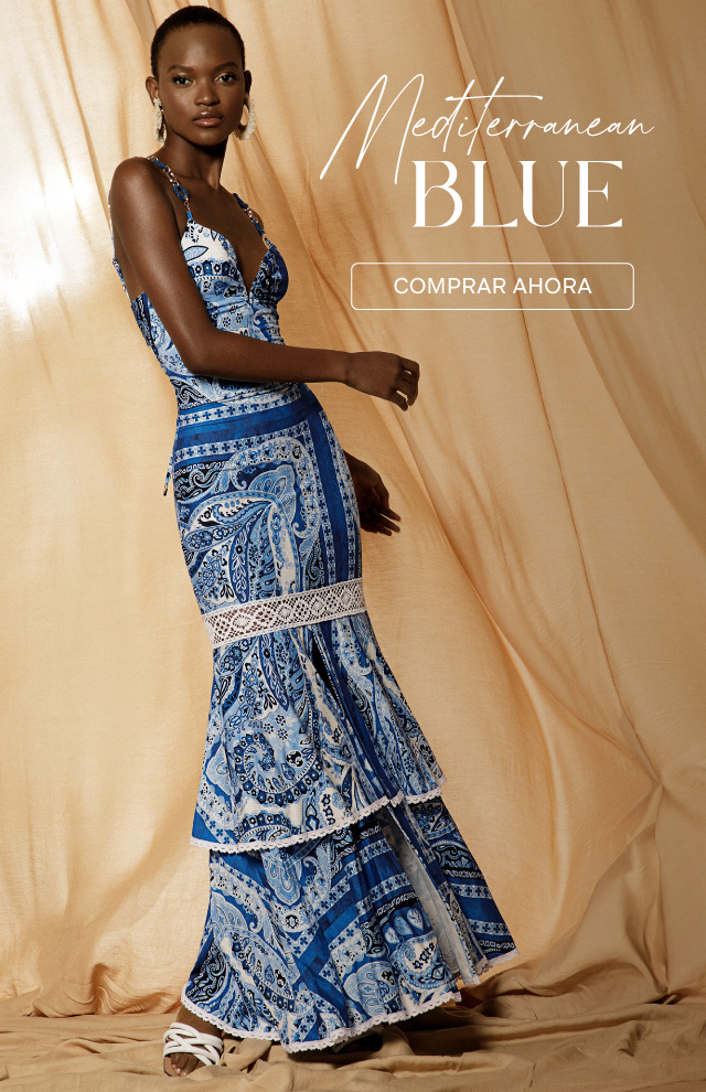 Foto de modelo usando vestido largo color azul con encaje 