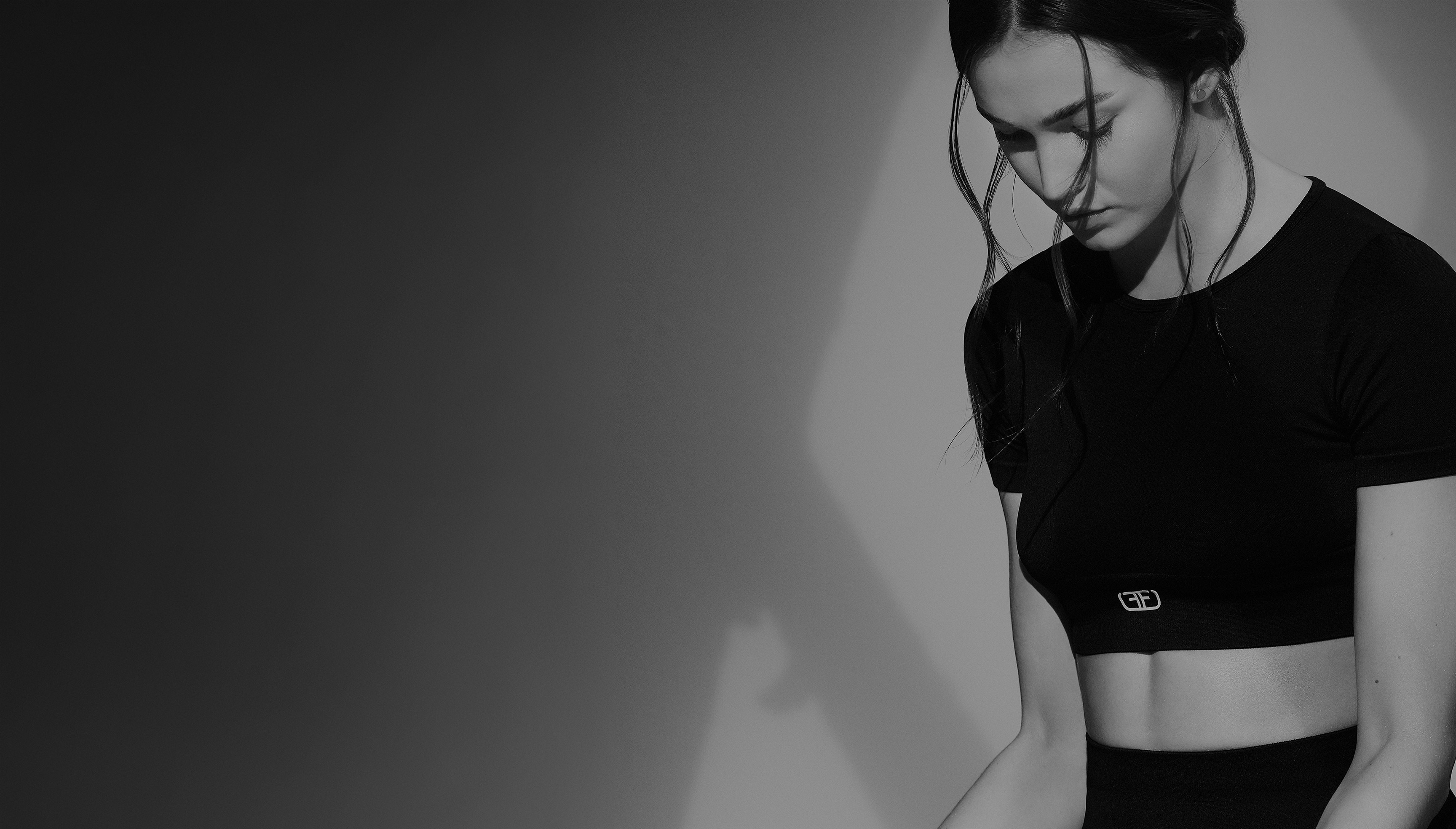 Modelo con crop top deportivo de mujer de la marca Studio F Panamá